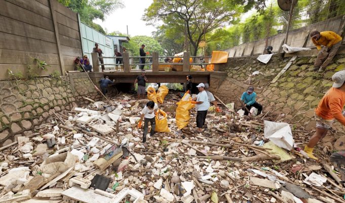 Cegah Banjir, Pemprov Banten Galakkan Gerakan Bersih-Bersih Kali Aksi bersih-bersih kali