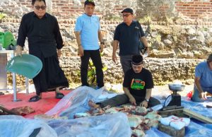 PWI dan SMSI Salurkan Daging Kurban Bantuan Gubernur dan Kapolda Banten Penyembelihan hewan kurban