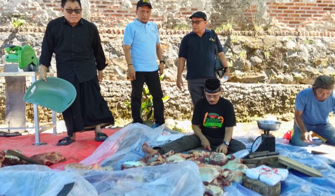 PWI dan SMSI Salurkan Daging Kurban Bantuan Gubernur dan Kapolda Banten Penyembelihan hewan kurban