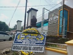 Karangan Bunga Kritik Terhadap Pelayanan Pembuatan Sertifikat Tanah Terpampang di Kantor ATR/BPN Pandeglang Karangan bunga kritik