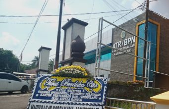 Karangan Bunga Kritik Terhadap Pelayanan Pembuatan Sertifikat Tanah Terpampang di Kantor ATR/BPN Pandeglang Karangan bunga kritik