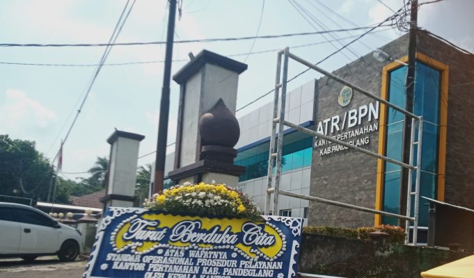Karangan Bunga Kritik Terhadap Pelayanan Pembuatan Sertifikat Tanah Terpampang di Kantor ATR/BPN Pandeglang Karangan bunga kritik