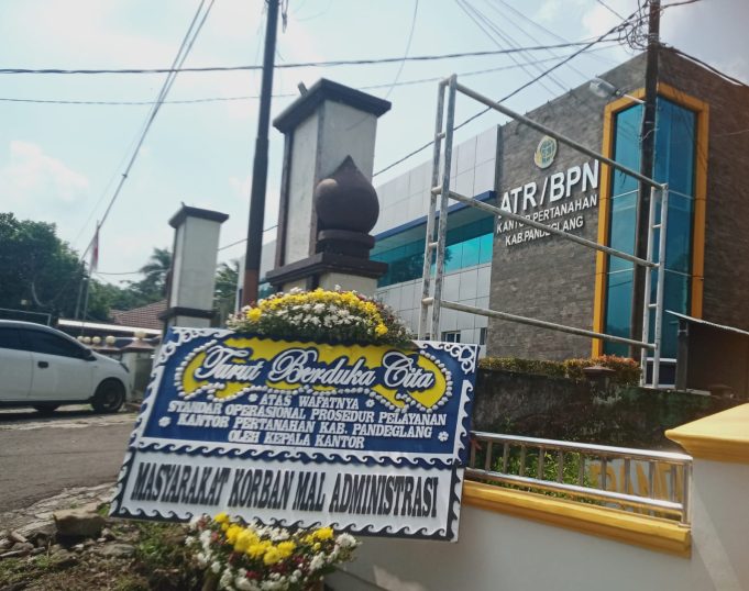 Karangan bunga kritik Karangan bunga kritik
