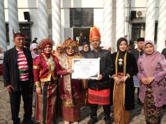 Gunakan Pakaian Adat Minang, Bupati Dewi Semringah Rayakan Hari Keluarga Nasional: Keluarga Sekolah Pertama Bagi Anak Hari Keluarga Nasional