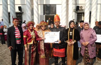 Gunakan Pakaian Adat Minang, Bupati Dewi Semringah Rayakan Hari Keluarga Nasional: Keluarga Sekolah Pertama Bagi Anak Hari Keluarga Nasional