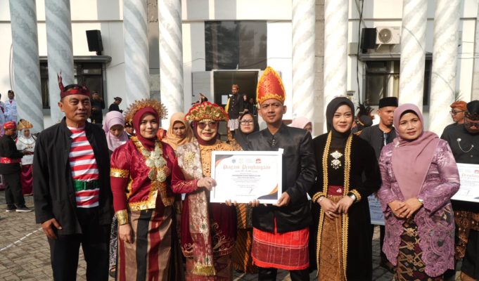 Gunakan Pakaian Adat Minang, Bupati Dewi Semringah Rayakan Hari Keluarga Nasional: Keluarga Sekolah Pertama Bagi Anak Hari Keluarga Nasional