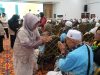 Berikan Pelayanan Prima, Dewi Jemput Kedatangan Jamaah Haji Kloter 23 ke Asrama Haji Cipondoh Bupati Dewi