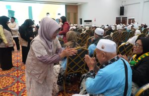 Berikan Pelayanan Prima, Dewi Jemput Kedatangan Jamaah Haji Kloter 23 ke Asrama Haji Cipondoh Bupati Dewi