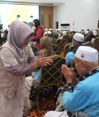 Berikan Pelayanan Prima, Dewi Jemput Kedatangan Jamaah Haji Kloter 23 ke Asrama Haji Cipondoh Bupati Dewi