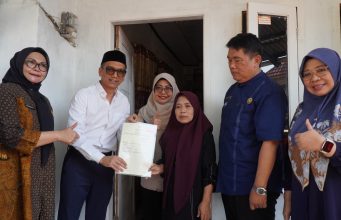 Bupati Dewi Ingatkan Warga Pandeglang agar Tak Bermain Judi Online, Apalagi Sampai Gadaikan Sertifikat Tanah Penyerahan sertifikat tanah
