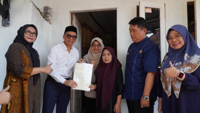 IMG-20260711-WA0020 Penyerahan sertifikat tanah
