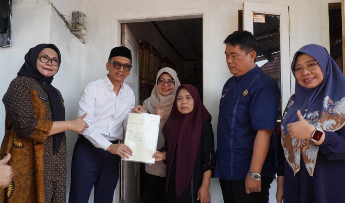 Bupati Dewi Ingatkan Warga Pandeglang agar Tak Bermain Judi Online, Apalagi Sampai Gadaikan Sertifikat Tanah Penyerahan sertifikat tanah