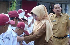 Hari Pertama Anak Masuk Sekolah di Pandeglang Lancar, Bupati Dewi Pastikan Pelaksanaannya Hari pertama masuk sekolah di Kabupaten Pandeglang