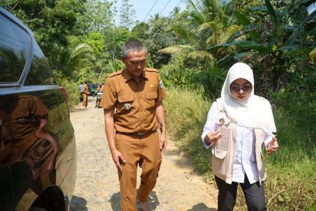Bupati Pandeglang Raden Dewi Setiani memantau rencana proyek Bang Andra di Kecamatan Cibitung