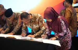 Bupati Dewi Tandatangani Program Percepatan Pembangunan Sekolah Nasional Terintegrasi Penandatanganan berita acara serah terima percepatan pembangunan Sekolah Nasional Terintegrasi bersama Kemendikdasmen