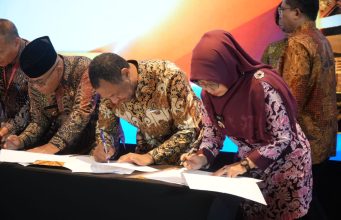 Bupati Dewi Tandatangani Program Percepatan Pembangunan Sekolah Nasional Terintegrasi Penandatanganan berita acara serah terima percepatan pembangunan Sekolah Nasional Terintegrasi bersama Kemendikdasmen