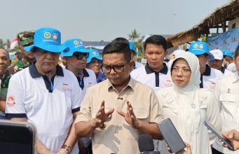 Hadir di Acara Panen Raya Padi di Pandeglang, Andra Soni Sebut Sektor Pertanian Penopang Pertumbuhan Ekonomi Daerah Gubernur Banten Andra Soni panen raya padi di Kecamatan Carita, Kabupaten Pandeglang