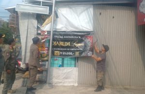 Demi Menjaga Keindahan Ruang Publik, Satpol PP Pandeglang Tertibkan Ratusan Spanduk di Jalan Protokol Penertiban spanduk di Pandeglang