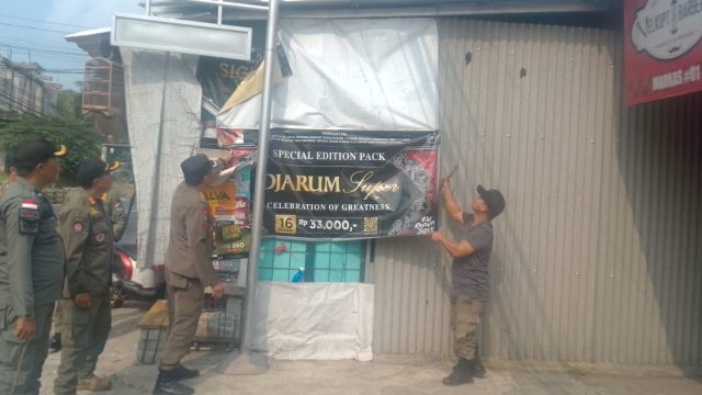 Penertiban spanduk di Pandeglang