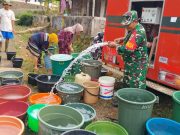 Koramil 0102/Cadasari Salurkan Bantuan Air Bersih Bagi Warga Terdampak Bencana Kekeringan di Desa Tanagara Anggota Koramil 0102/Cadasari Kodim 0601/Pandeglang menyalurkan bantuan air bersih
