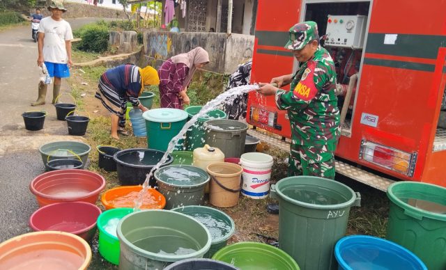 IMG-20260731-WA0015 Anggota Koramil 0102/Cadasari Kodim 0601/Pandeglang menyalurkan bantuan air bersih
