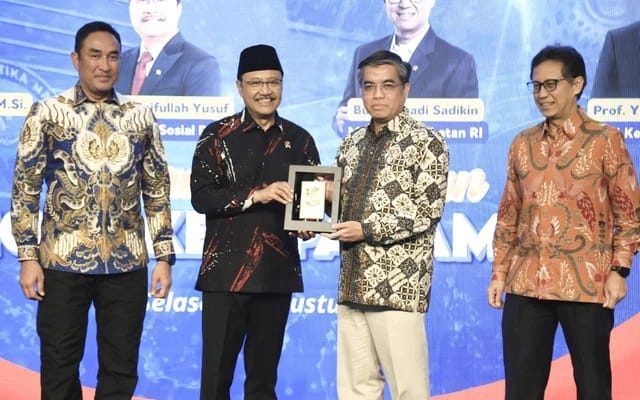 BNN, Kemensos, Kemenkes, dan Kemenaker Teken MoU Penanganan Korban Napza Kepala BNN Komjen Pol. Suyudi Ario Seto