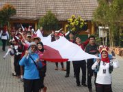 Semarak HUT Ke- 81 Kemerdekaan RI, Ratusan Pendaki Kibarkan Bendera Raksasa di Puncak Gunung Gedor Serang HUT ke- 81 Kemerdekaan RI