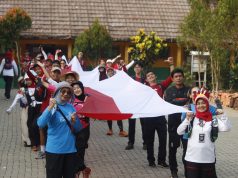 Semarak HUT Ke- 81 Kemerdekaan RI, Ratusan Pendaki Kibarkan Bendera Raksasa di Puncak Gunung Gedor Serang HUT ke- 81 Kemerdekaan RI
