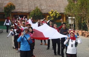 Semarak HUT Ke- 81 Kemerdekaan RI, Ratusan Pendaki Kibarkan Bendera Raksasa di Puncak Gunung Gedor Serang HUT ke- 81 Kemerdekaan RI