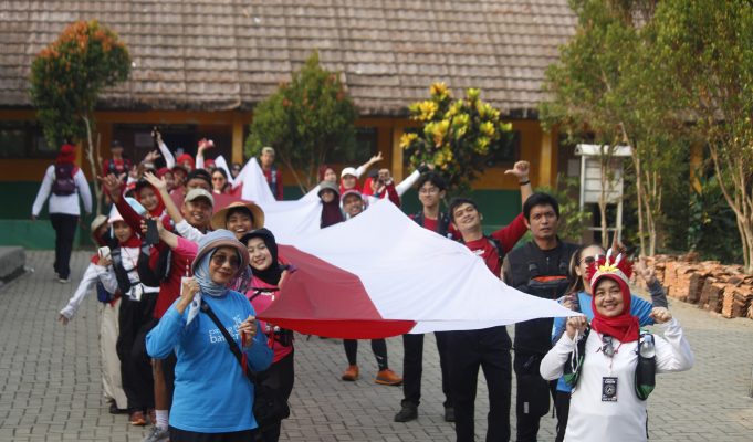 Semarak HUT Ke- 81 Kemerdekaan RI, Ratusan Pendaki Kibarkan Bendera Raksasa di Puncak Gunung Gedor Serang HUT ke- 81 Kemerdekaan RI