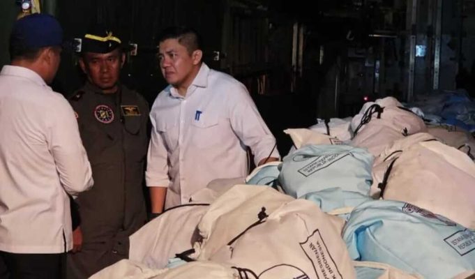 Letkol Teddy Indra Wijaya Dukung Percepatan Distribusi Bantuan Bencana ke NTT Pengiriman bantuan logistik ke NTT