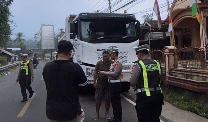 Satlantas Polres Pandeglang Tindak Pengemudi Truk Sumbu Tiga yang Melanggar Jam Operasional Satlantas Polres Pandeglang