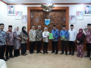 Dua Orang Peserta Utusan Pandeglang Berlaga di MTQ VIII KORPRI Tingkat Nasional Bupati Pandeglang Raden Dewi Setiani foto bersama dengan jajaran pengurus KORPRI dan dua peserta MTQ VIII