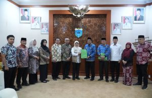 Dua Orang Peserta Utusan Pandeglang Berlaga di MTQ VIII KORPRI Tingkat Nasional Bupati Pandeglang Raden Dewi Setiani foto bersama dengan jajaran pengurus KORPRI dan dua peserta MTQ VIII