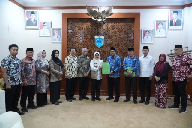 Bupati Pandeglang Raden Dewi Setiani foto bersama dengan jajaran pengurus KORPRI dan dua peserta MTQ VIII