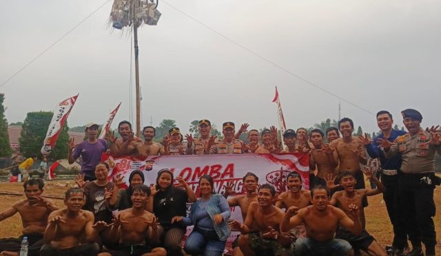 Lomba panjat pinang dengan anggota Polres Pandeglang