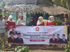 Gercep, Partai Gerindra Bantu Perbaikan Rumah Nenek Lanjut Usia di Kecamatan Patia Penyerahan bantuan uang untuk perbaikan rumah tidak layak huni di Kecamatan Patia