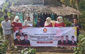 Gercep, Partai Gerindra Bantu Perbaikan Rumah Nenek Lanjut Usia di Kecamatan Patia Penyerahan bantuan uang untuk perbaikan rumah tidak layak huni di Kecamatan Patia
