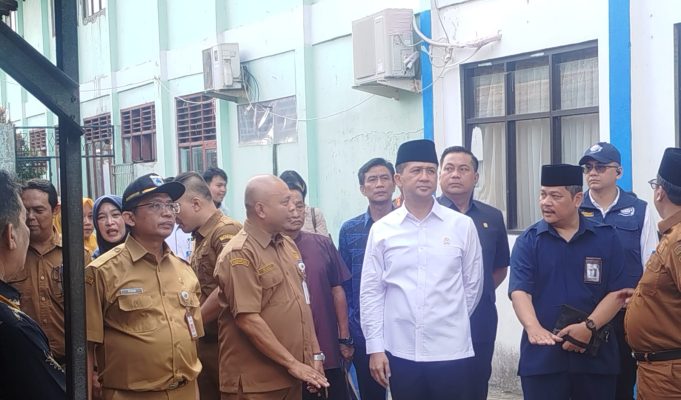 Tekankan Pentingnya Kemandirian dan Semangat Belajar Siswa, Menteri Transmigrasi Kunjungi SMPN 1 Pandeglang Kunjungan Menteri Transmigrasi RI Muhammad Iftitah Sulaiman Suryanagara ke Pandeglang