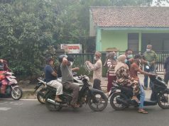 Koramil 0102/Cadasari Bagikan Masker ke Pengguna Jalan Antisipasi Dampak Debu Vulkanik Gunung Anak Krakatau Membagikan masker ke para pengguna jalan