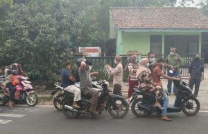 Koramil 0102/Cadasari Bagikan Masker ke Pengguna Jalan Antisipasi Dampak Debu Vulkanik Gunung Anak Krakatau Membagikan masker ke para pengguna jalan