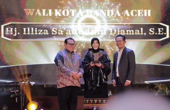 Wali Kota Banda Aceh Raih Penghargaan SMSI Aceh Awards sebagai Penggerak Inovasi Daerah Penyerahan penghargaan SMSI Aceh Awards