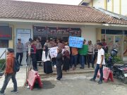 Disdikpora Pandeglang Didemo, Mahasiswa Desak Kepala Dinas Segera Selesaikan Persoalan BEM STKIP Babunnajah unjuk rasa di kantor Disdikpora Pandeglang