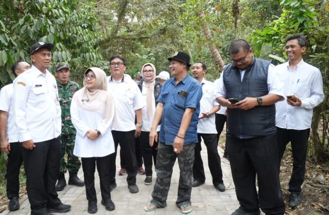 IMG-20260917-WA0002 Bupati Pandeglang Raden Dewi Setiani tinjau pembangunan jalan