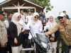 Petani Pandeglang Diguyur Bantuan, Bersumber dari Pokir DPRD Tahun Anggaran 2026 Bupati Pandeglang Raden Dewi Setiani menyerahkan bantuan mesin pertanian