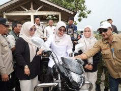 Petani Pandeglang Diguyur Bantuan, Bersumber dari Pokir DPRD Tahun Anggaran 2026 Bupati Pandeglang Raden Dewi Setiani menyerahkan bantuan mesin pertanian