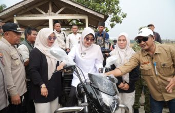 Petani Pandeglang Diguyur Bantuan, Bersumber dari Pokir DPRD Tahun Anggaran 2026 Bupati Pandeglang Raden Dewi Setiani menyerahkan bantuan mesin pertanian