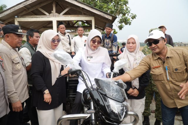 IMG-20260922-WA0020 Bupati Pandeglang Raden Dewi Setiani menyerahkan bantuan mesin pertanian