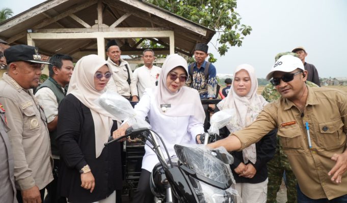 Petani Pandeglang Diguyur Bantuan, Bersumber dari Pokir DPRD Tahun Anggaran 2026 Bupati Pandeglang Raden Dewi Setiani menyerahkan bantuan mesin pertanian