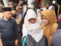 Bupati Dewi Bersama Kapolres Pandeglang Jemput Jenazah Surakman di Bandara Soekarno-Hatta: Saya Menyampaikan Belasungkawa Bupati Pandeglang Raden Dewi Setiani